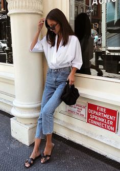 Musa do estilo: Felicia Akerstrom - #GuitaModa. Camisa branca, calça jeans cropped, rasteirinha preta Slim Mom Jeans, Minimalist Moda, Style Muse, Outfit Jeans, Looks Street Style, Mode Inspo, 가을 패션, Mode Inspiration, Outfit Casual