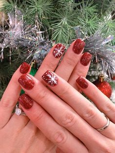 gel sns dipped fingernails manicure Christmas Dipped Nails Ideas, Sns Nails Designs, Holiday Nails Christmas, December Nails, Red Christmas Nails, Magic Nails, Holiday Nail Designs, Gel Powder