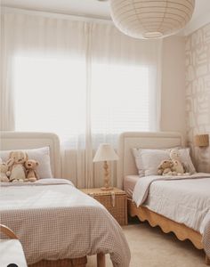 20 Best Arrangments For 2 Beds In One Small Room Top Bedroom Ideas, Sisters Bedroom, Creative Ideas For Kids, Twin Beds Guest Room, Small Room Ideas, Twin Girl Bedrooms, Sister Bedroom, Functional Bedroom, Shared Girls Room