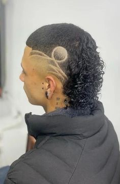 The mullet is an ideal hairstyle for black men who like to style and wear a well-groomed look. Talk to your hairstylist to help you bring out this style ideally. Explore other men`s hairstyles and haircuts. Permed Mullet, Edgy Mullet, Hairstyle For Black Men, Men Guide, Mullet Cut, Haircuts For Black Men, Mullet Haircuts, New Men Hairstyles, Edgars Haircut