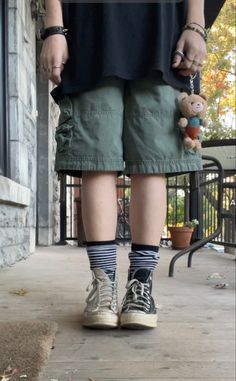 Grunge Summer Outfits Masc, Grunge Outfits With Jorts, Grunge Outfit Shorts, Green Jorts Outfit Idea, Jorts Outfit Idea Grunge, Dadcore Outfit, Homeless Core Outfit, Summer Outfits Masculine Women, Summer Transmasc Outfits