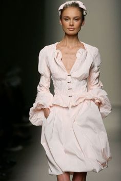 bottega veneta s/s 2007 Inguna Butane, Bottega Veneta Runway, Middle Age Fashion, Oversized Sweaters, Couture Runway, Marie Antoinette, Fashion History, Dracula