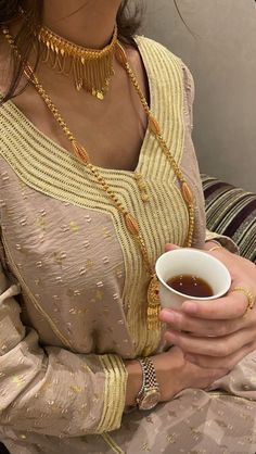 Arab Accessories, Long Chain Earrings Gold, Khaleeji Aesthetic, Jalabia Styles, Arab Dress, Dubai Gold Jewelry, Kids Dress Collection, Moroccan Fashion, Arabian Beauty Women