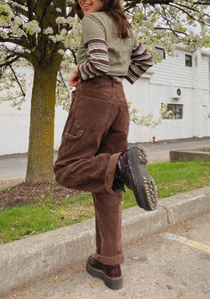 Brown Pants Outfit, Corduroy Pants Outfit, Doc Martens Outfit, Bermuda Jeans, Indie Aesthetic, Brown Pants, Inspiration Mode