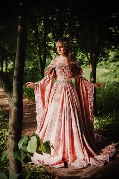 Medieval Dress Princess Gowns, Beautiful Medieval Dresses, Midevil Dress Princesses Aesthetic, Fancy Medieval Dresses, Medieval Formal Dress, Pink Elven Dress, Elvish Dresses Fantasy Gowns, Narnia Dresses Inspiration, Narnian Dress