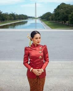 Andien aisyah menggunakan kebaya janggan. Pakaian tradisional Jawa. Indonesia traditional costume. #culture #budaya #busana #batik #clothing #outfit #dress #clothes Dress Brokat Modern, Batik Clothing, Batik Kebaya, Kebaya Muslim, Outfit Dress, Dress Bridesmaid