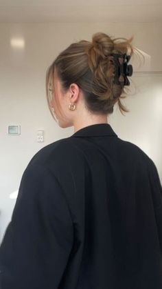 Claw Clip Hairstyles Front Pieces, Chic Claw Clip Hairstyles, Wearing Hair In Claw Clip, 90s Claw Clip Updo, High Bun With Claw Clip, Slick Claw Clip Hairstyles, Claw Clip Styles For Long Hair, Sleek Claw Clip Hairstyles, Double Claw Clip Hairstyles