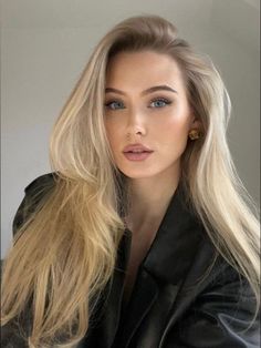 Dark Ash Blonde Hair, Bombshell Hair, Dark Ash Blonde, Blonde Roots, Ash Blonde Hair, Makijaż Smokey Eye, Hot Hair Styles, Long Blonde, Blonde Women