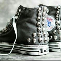 . Baskets Converse, All Star Converse, Star Converse, All Stars Converse, Skull Fashion, Creation Couture, Rock Punk, Carrie Bradshaw, Skull And Bones