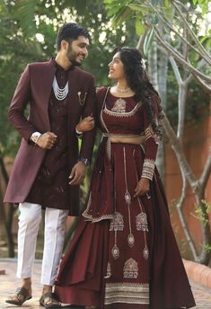 Choli Couple Pose, Bride Groom Matching Outfits Indian, Couple Matching Wedding Dress, Engagement Mens Outfit Indian, Couple Sherwani Lehanga, Couple Indowestern Outfits, Reception Wear For Groom, Wine Colour Couple Outfit Indian