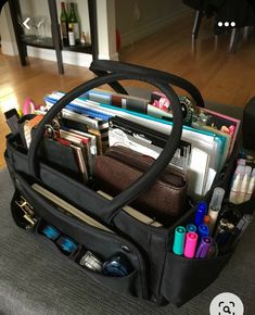 Organized Bags And Purses, Work Bag Aesthetic, Planner Bag, Stationary Bag, Inside My Bag, Mobile Office, Handbag Essentials, What In My Bag, Study Motivation Inspiration