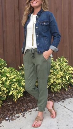 Adrette Outfits, Jogger Pants Outfit, Green Pants, Fashion Over 50, Work Casual, Outfits Casuales