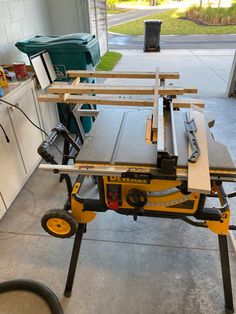 a table saw sitting on top of a work bench