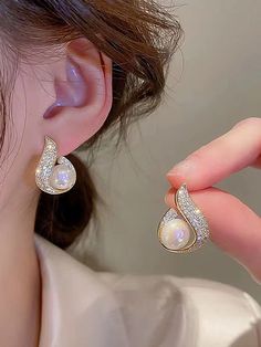 Formal Earrings, Party Earrings, Girly Jewelry, Dainty Earrings, Gold Jewelry Fashion, Pearl Studs, Boutique Jewelry, Ear Jewelry, Tahiti