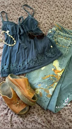 Flare Patchwork Jeans, Styling Babydoll Top, Hippy Fashion Aesthetic, Outfit To Go Thrifting, Outfit Ideas Urban Outfitters, Cute Spring Outfits Colorful, Babydoll Dress With Jeans, Things To Thrift Clothes, Vintage Clogs Outfit