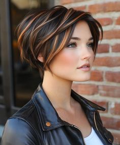 Flicked Layers with Fall Hair  for a Dynamic Look 🌟 Highlight Short Hair Color, Short Hair Fall Color, Hair Color Ideas Short Hair Pixie Cuts, Hair Color For Short Hair Pixie, Short Copper Hair Pixie Hairstyles, Chunky Hair Color, Calico Hair Short, Brunette With Copper Highlights, Fall Pixie Hair Color