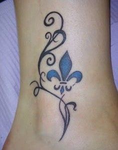 a tattoo on the foot of a woman with a blue fleurce design on it