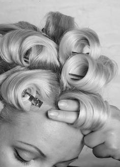 Voluminous and Retro Pin Curls Wedding Hairstyles Short Hair, Cabelo Pin Up, Vintage Hairstyle, Hairstyle Wedding, Makeup Tip, Hairstyles For, Pin Curls, Pin Up Hair, Hair Photo