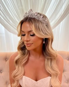 female model wearing bridal tiara with silver leaf details and large crystal peaks Debut Hairstyles, Wedding Tiara Veil, Bridal Hair Down, Wedding Tiara Hairstyles, Hairstyles Bride, Wedding Nails Glitter, Birthday Hairstyles, Wedding Hairstyles Bride