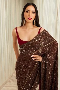 Maroon Blouse With Saree, Brown Saree With Contrast Blouse, Cocktail Saree Look, Maroon Blouse Outfit, Maroon Saree Look, Sawan Gandhi, Grad Fits, Cocktail Sarees, Contrast Saree