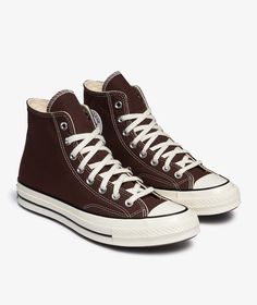 Since its inception, Converse has been a symbol of style and authenticity. It all started on the basketball courts of Massachusetts, aiming for a blend of functionality and timeless design.Get ready to elevate your sneaker collection with the Converse Chuck Taylor All Star Chuck 70 HI in rich brown, now available for Fall/Winter 2024. Known for its iconic status, the Chuck Taylor All Star remains a favorite, revered for its distinctive high-top silhouette and unmatched comfort. This classic and Converse All Colors, Women's Handball, Brown Converse, Brown Trainers, Baskets Converse, Bday Wishlist, Retro Trainers, Sneakers Converse, Converse Chuck 70