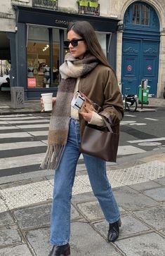 Paris Outfit Ideas, Jeans Outfit Fall, Street Style Fall Outfits, French Outfit, Simple Fall Outfits, Street Style Parisian, Europe Outfits, London Outfit, Italy Outfits