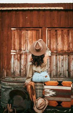 Western Style Beth Dutton Style Photoshoot, Country Fall Photoshoot, Yellowstone Inspired Photoshoot, Beth Dutton Photo Shoot, Yellowstone Photoshoot, Western Inspo Pictures, Farmhouse Photoshoot, Cowgirl Photoshoot Ideas Outfit, Fall Western Photoshoot