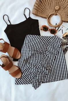 #lovelulus White Top Ideas, Rok Mini, Cozy Outfits, Black And White Top, Top Ideas, Skirt Maxi, Mode Inspo, Inspired Outfits, Outfit Goals