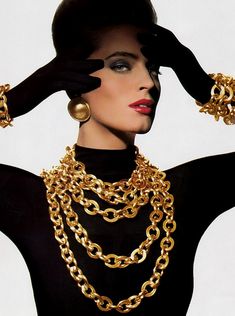 90s Jewelry, Vogue Vintage, Chanel Chain, Claudia Schiffer, Chanel Vintage, Gold Chain Jewelry, Chanel Jewelry, Cindy Crawford, Cat Walk