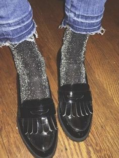 Loafers And Socks, How To Wear Loafers, Loafers With Socks, Socks Outfit, Glitter Socks, Mode Shoes, Loafers Outfit, Quoi Porter, Mode Inspo