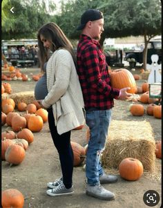 Fall Maternity Pumpkin Patch, Pumpkin Patch Photoshoot Maternity, Pregnant Halloween Photoshoot, Maternity Fall Pictures, October Maternity Pictures Outfits, Maternity Photo Shoot Ideas Pumpkin Patch, Simple Fall Maternity Pictures, Fall Pregnancy Photoshoot With Kids, Fall Maturity Photoshoot Ideas