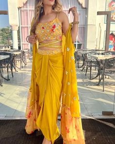 Haldi Dress Ideas, Haldi Outfit For Bride, Mehendi Look, Indian Outfits Modern, Haldi Ceremony Outfit, Haldi Dress, Mehendi Outfit, Haldi Outfits, Haldi Outfit