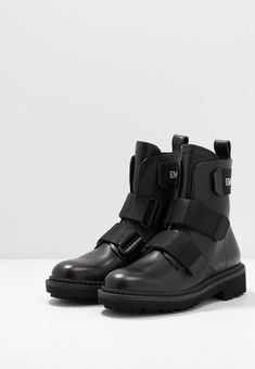 Emporio Armani Botki - black/white - Zalando.pl Boots Reference, Female References, Nail Bags, Mens Gear, Hype Shoes, Pretty Style, Fall Wallpaper, Cool Street Fashion