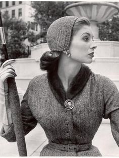 size: 24x18in Photographic Print: Women's Tweed Fashions by Nina Leen : Subjects Chic Baguette Bag For Fall, Nina Leen, Suzy Parker, Tweed Fashion, Jean Shrimpton, 1950 Fashion, Womens Tweed, Fur Coat Vintage, Design Moda