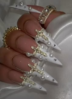 Black And Pearl Nails Design, Pearl Junk Nails, Pearl Nails Black Women, White Gold Silver Nails, White Nail Inspired, Pearled Nails, Nails With Pearls And Diamonds, Nail Design With Pearls, Nails With A Lot Of Charms