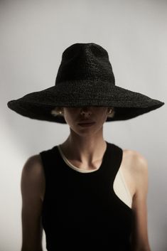 Details Waverly, a wide-brimmed hat, is expertly crafted from durable, packable raffia straw. Its wire-infused brim and crown offer structural flexibility, allowing you to customize the shape effortlessly.· Brim: 5.5"· Crown: 4.25"· Shapeable Wired Brim and Crown · Comes in Black· UPF 50+ Fit Runs true to size. If between sizes, we suggest sizing up. Cloak Dress, Raffia Palm, Summer Playlist, Packable Hat, Raffia Hat, Brimmed Hat, Apiece Apart, Clare V., Knitwear Fashion