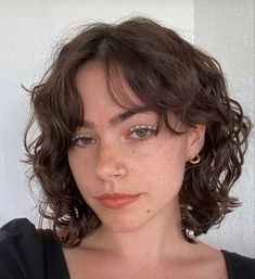 Short Layered Womens Hair, Curly Wavy Bob With Bangs, Short Wavy Haircuts, Haircut Inspo, Natural Curly Hair Cuts, Curly Hair Photos, Wavy Haircuts, Hair Inspiration Short, Short Curly Haircuts