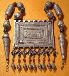 Huge Antique Yemen Bedouin Ethnic Silver Prayer Box W Dangles, Wedding Necklace #JewishMetalsmithsInYemen Antique Silver Jewelry Indian Necklaces, Silver Engraved Bracelet, African Beads Necklace, Kuchi Jewelry, Afghan Jewelry, Jewish Jewelry, Prayer Box, Antique Pendant, India Jewelry