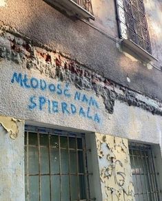 graffiti on the side of an old building that says molos de na spierdala