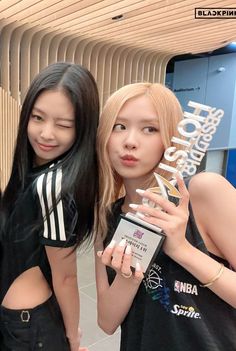 Blackpink Icons, Park Chaeyoung, Rosé Blackpink, Kim Jisoo, Blackpink Photos, Blackpink Fashion, Blackpink Rose, Best Couple, Blackpink Jennie