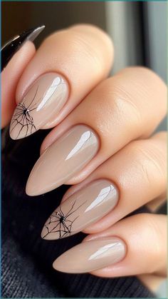 Spooky Natural Nails, Black Nails Autumn, Halloween Elegant Nails, October Halloween Nails, Halloween Nude Nails, Halloween Nails Subtle, Nude Halloween Nail Designs, Chic Halloween Nails, Natural Halloween Nails