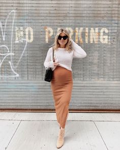 Bump Photo Outfit, Fall Maternity Outfits Second Trimester, Pregnant Maxi Skirt Outfit, Maternity Outfit Skirt, Maternity Pencil Skirt Outfit, Early Fall Maternity Outfits, Pregnancy Thanksgiving Outfit, Maternity Bodycon Dress Outfits, Thanksgiving Pregnancy Outfit