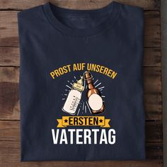 Feiern Sie den ersten Vatertag mit unserem personalisierten T-Shirt "Unser erster Vatertag". Ein einzigartiges Vatertagsgeschenk, das die besondere Verbindung zwischen Vater und Kind zeigt. Zwei anstoßende Fläschchen - eine Bierflasche und eine personalisierte Milchflasche mit dem Namen ihres Kindes - zieren dieses T-Shirt und machen es zum idealen Geschenk zum Vatertag. Unsere Vatertagsgeschenke sind speziell gestaltet, um diesen Tag einzigartig zu machen. Feiern Sie diesen besonderen Tag mit u Unisex T Shirt, T-shirt, Navy, T Shirt