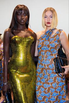 Versace Outfit Women, Dark Skin Models, Become A Fashion Designer, Versace Spring, Versace Fashion, Versace Dress, Fashion Cover, Model Inspo