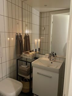 Small Apartment Bathroom Ideas, Toilet Aesthetic, Small Appartement, Student Apartment, Coastal Bedroom Decorating, Deco Studio, Bathroom Aesthetic, Dream Apartment Decor, Future Apartment Decor