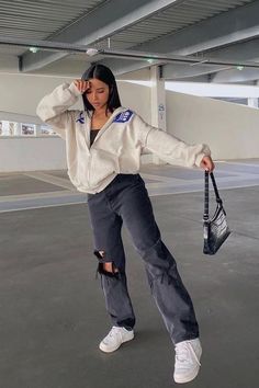 Aestethic Fits, Baggy Outfit Ideas, Ripped Jeans Outfit, Jeans Street Style, Crop Top With Jeans, Baggy Style, Baggy Clothes, Foto Poses