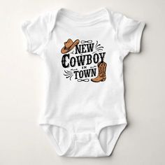 The 1st Rodeo Cowboy Hat Baby design is a must-have for any cowboy or cowgirl in training. Whether you're visiting our store for the perfect western-themed baby shower gift or looking for a cute accessory for your little one, this bib is sure to delight. Western Baby Boy Accessories, Cowboy Onsie Ideas, Infant Cowboy Outfit, Cowboy Themed Onsies, Newborn Cowboy, Baby Boy Cowboy, 1st Rodeo, Cowboy Baby, Rodeo Cowboy