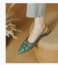 Fashion Office, Chic Party, Slingback Sandals, Look Vintage, Women Sandals, Slingback Sandal, Sophisticated Style, Leather Pumps