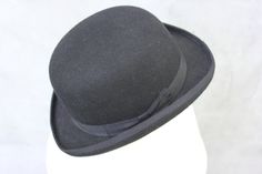 This is a vintage bowler hat.Hand made and 100% wool, size S. Vintage Solid Color Felt Hat With Flat Brim, Vintage Wool Hat Bands For Formal Occasions, Vintage Black Hat Bands For Winter, Black Top Hat For Derby, Classic Black Hat For Derby, Retro Formal Winter Felt Hat, Black Short Brim Hat For Derby, Black Derby Hat With Short Brim, Black Brimmed Top Hat For Derby