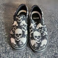 Casual Halloween Skateboarding Sneakers, Silver City, Black Moon, Shop Shoes, Mens Casual Shoes, Slip Ons, Shoe Shop, Casual Shoes, Men's Shoes